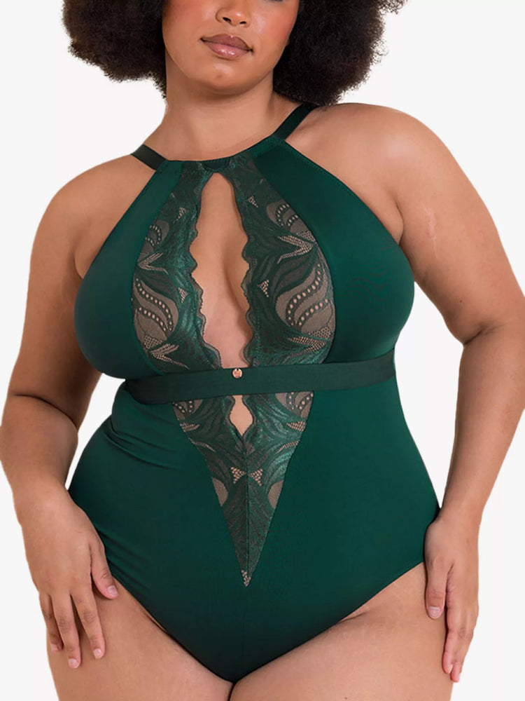 Model in Scantilly Indulgence Stretch Lace Emerald Green voorzijde
