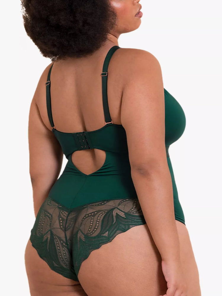 Model in Scantilly Indulgence Stretch Lace Emerald Green achterzijde