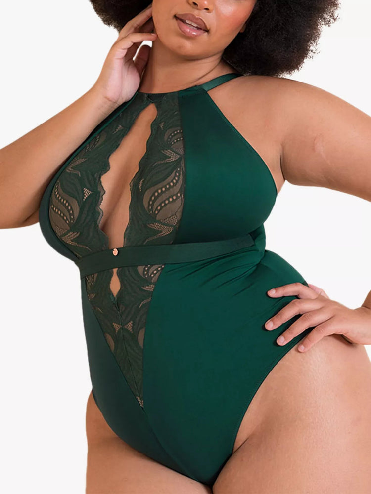 Model in Scantilly Indulgence Stretch Lace Emerald Green voorzijde