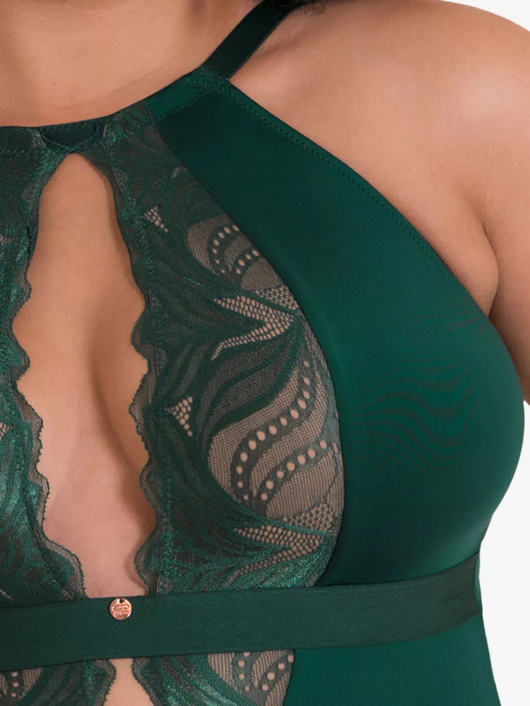 Model in Scantilly Indulgence Stretch Lace Emerald Green voorzijde
