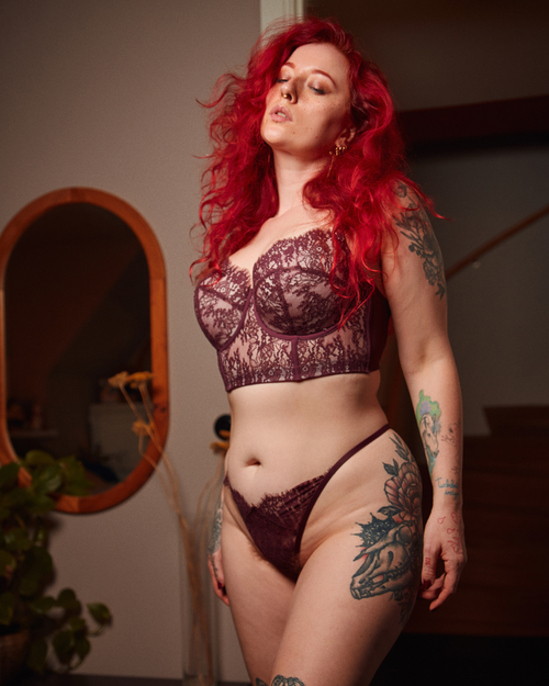 Model in Carmen Lace Bustier Mulberry bovenkant