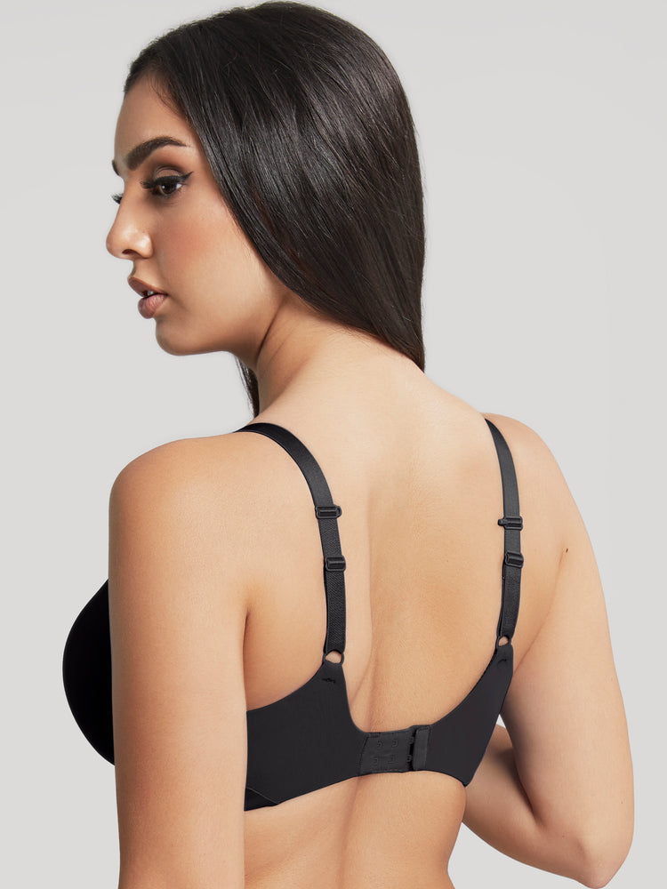 Model in Faith T-Shirt Plunge BH Zwart Achterzijde