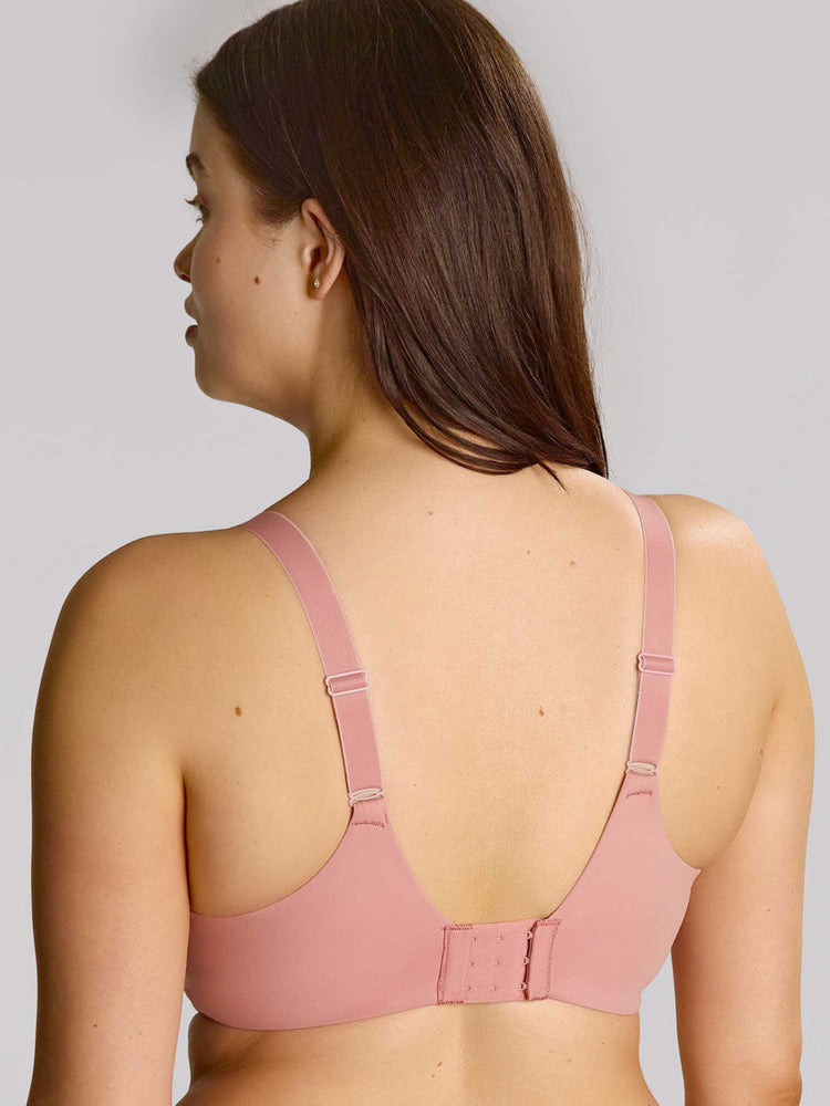 Model in Bliss Full Cup BH Rose Pink achterzijde