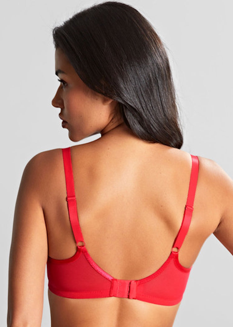 Model in Allure Balconette BH Ruby Red achterzijde