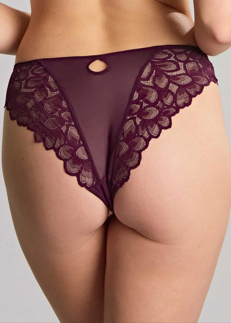 Model in Allure Brazilian Broekje Plum achterzijde