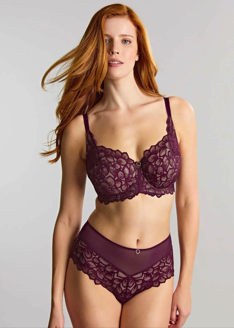 Model in Allure High Waist Broekje Plum voorzijde