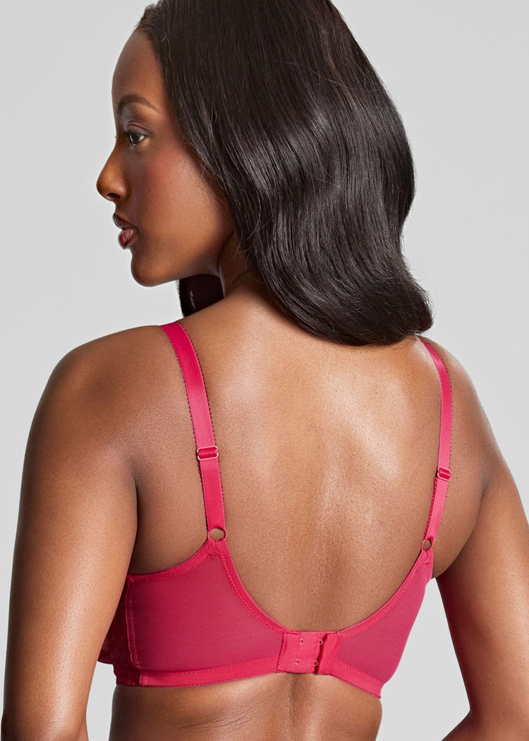 Model in Allure Full Cup Raspberry achterzijde