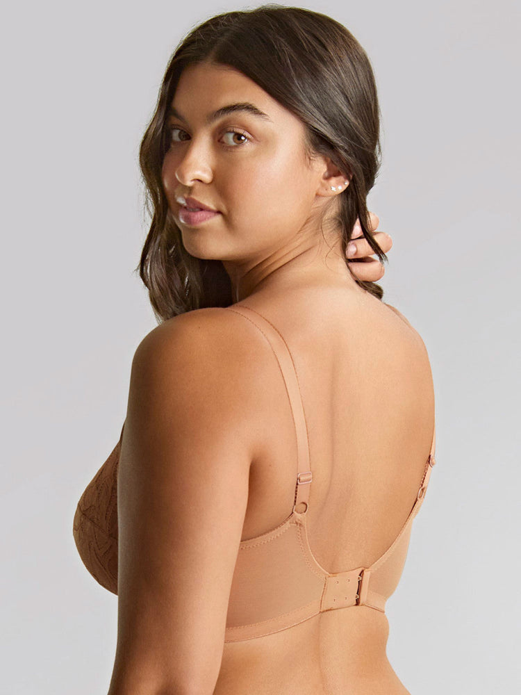 Model in Allure Full Cup BH Honey achterzijde