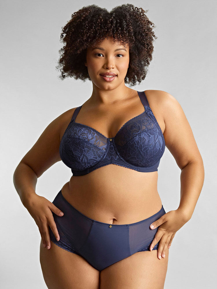Model in Dream Full Cup BH Navy voorzijde
