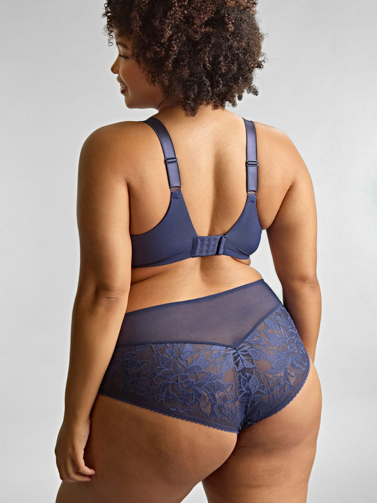 Model in Dream Full Cup BH Navy achterzijde