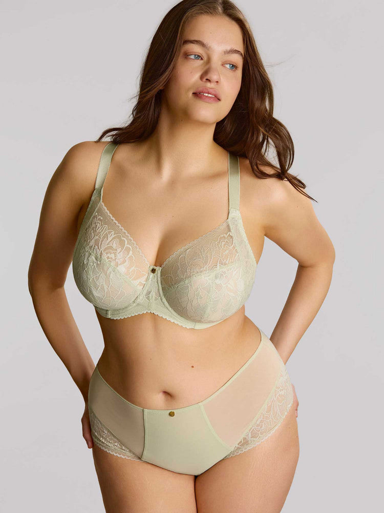 Model in Dream Full Cup BH Pistachio voorzijde