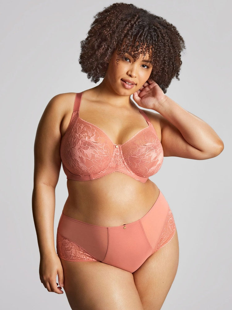Model in Dream Rose Pink voorzijde full body