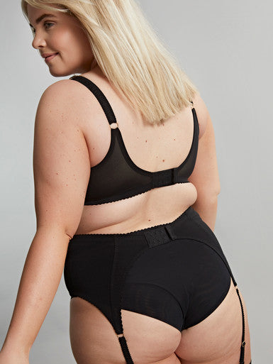 Model in Sculptresse Liberty Plunge BH Achterzijde