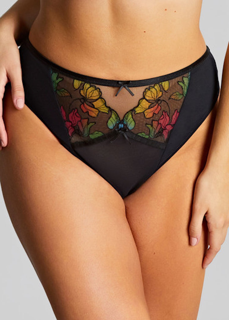 Model in Eden High Leg broekje voorzijde