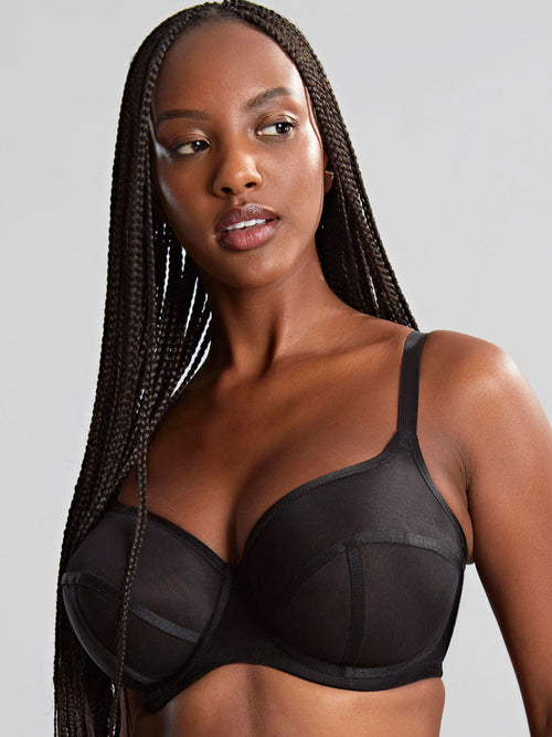 Model in Tango Essence Balconette BH Zwart voorzijde