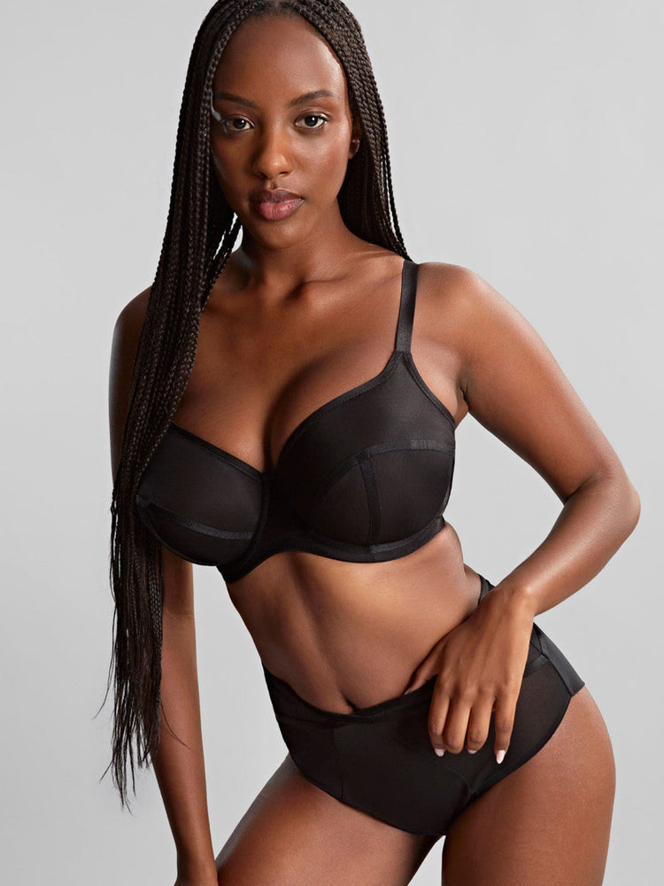 Model in Tango Essence Balconette BH Zwart voorzijde