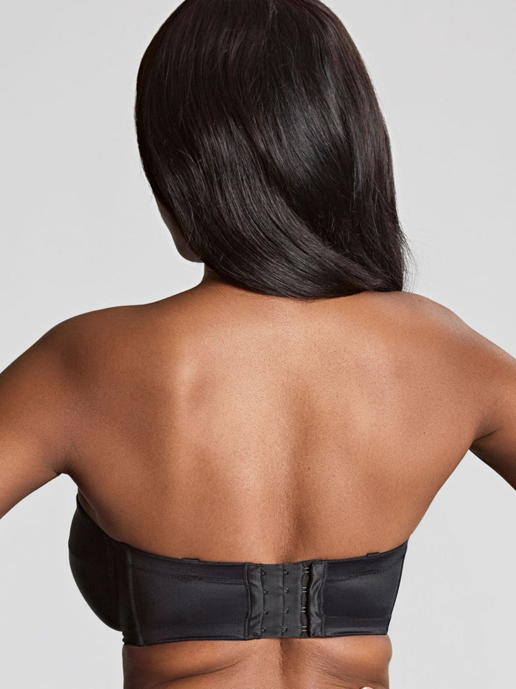 Model in Alice Balconette Strapless BH Zwart achterzijde