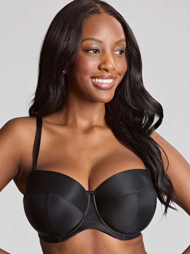 Model in Alice Balconette Strapless BH Zwart voorzijde
