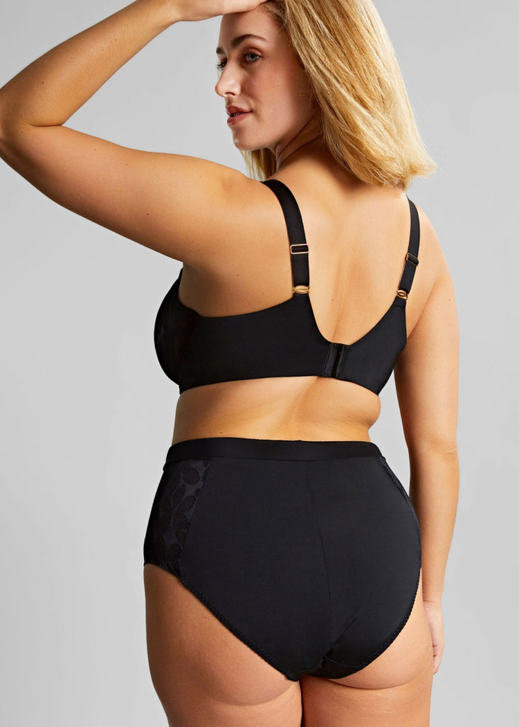Model in Ashley High Waisted Broekje Zwart Achterzijde