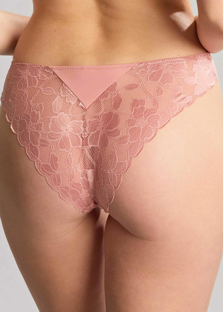 Model in Amour Brazilian Broekje Rose Pink achterzijde