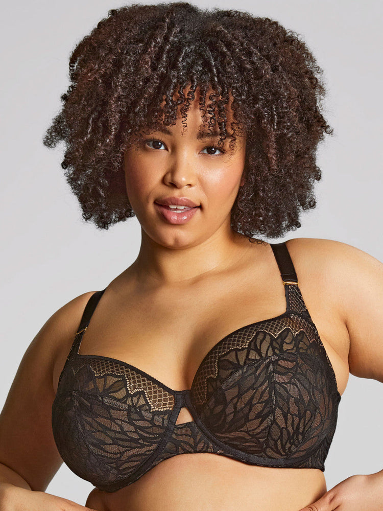 Model in Sophia Full Cup BH Black voorzijde