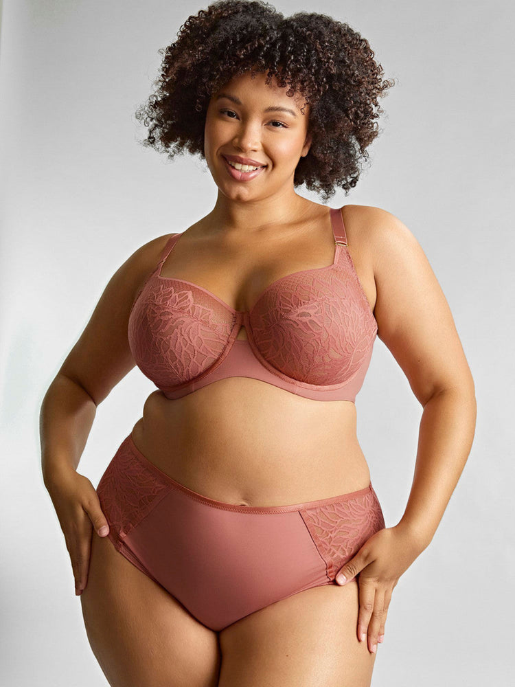 Model in Sophia Full Cup BH Sienna Rose voorzijde