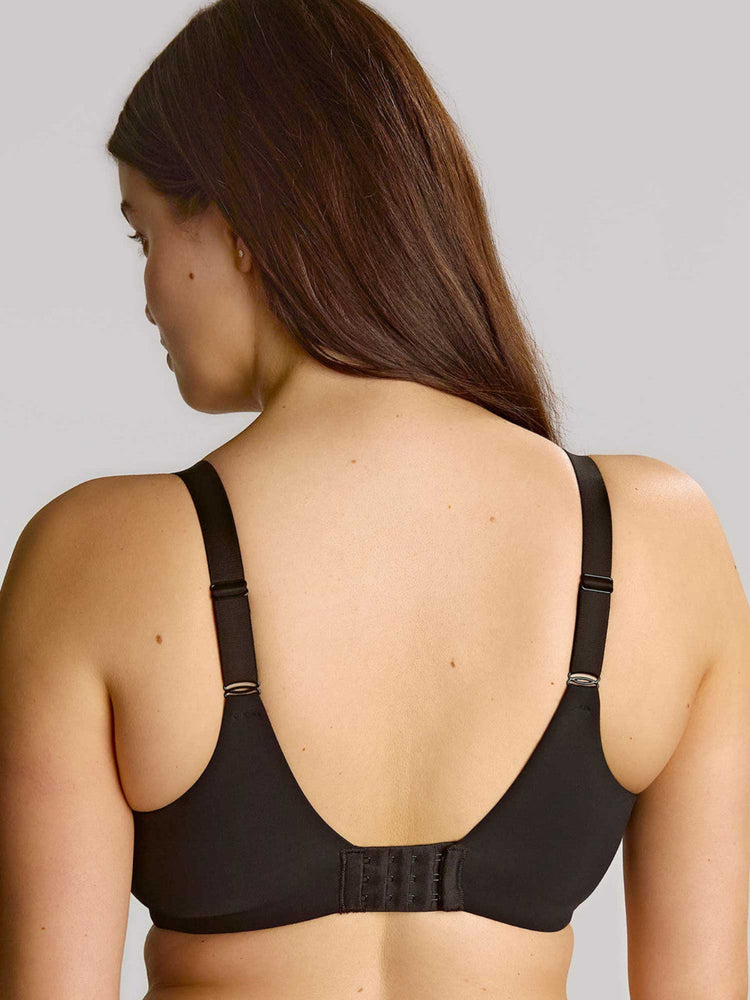 Model in Amara Full Cup BH Zwart achterzijde