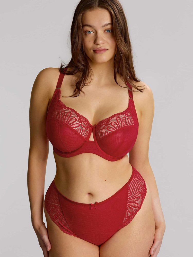 Model in Entice Full Cup BH Red voorzijde