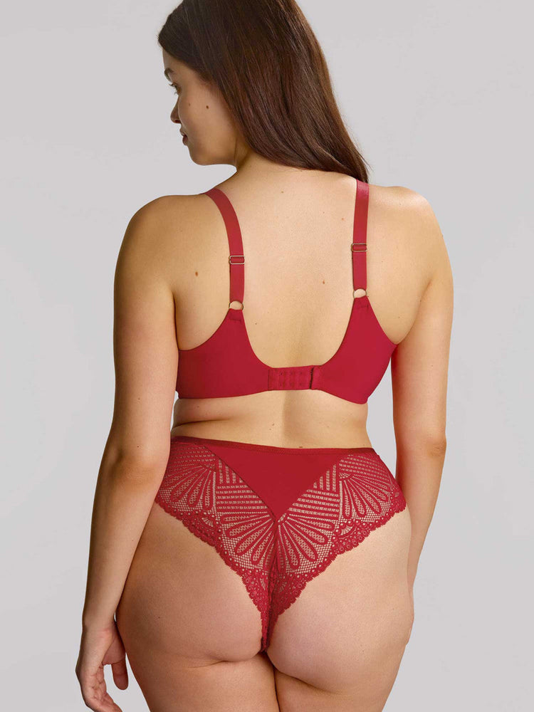 Model in Entice Full Cup BH Red achterzijde