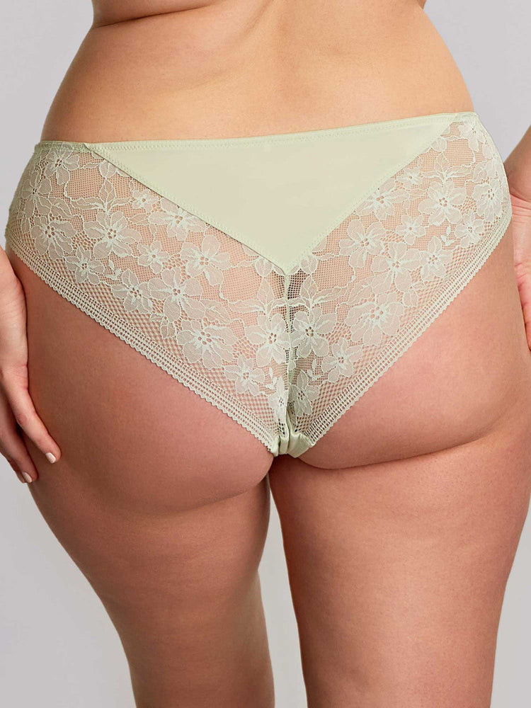 Model in Celeste Brazilian Broekje Pistachio achterzijde