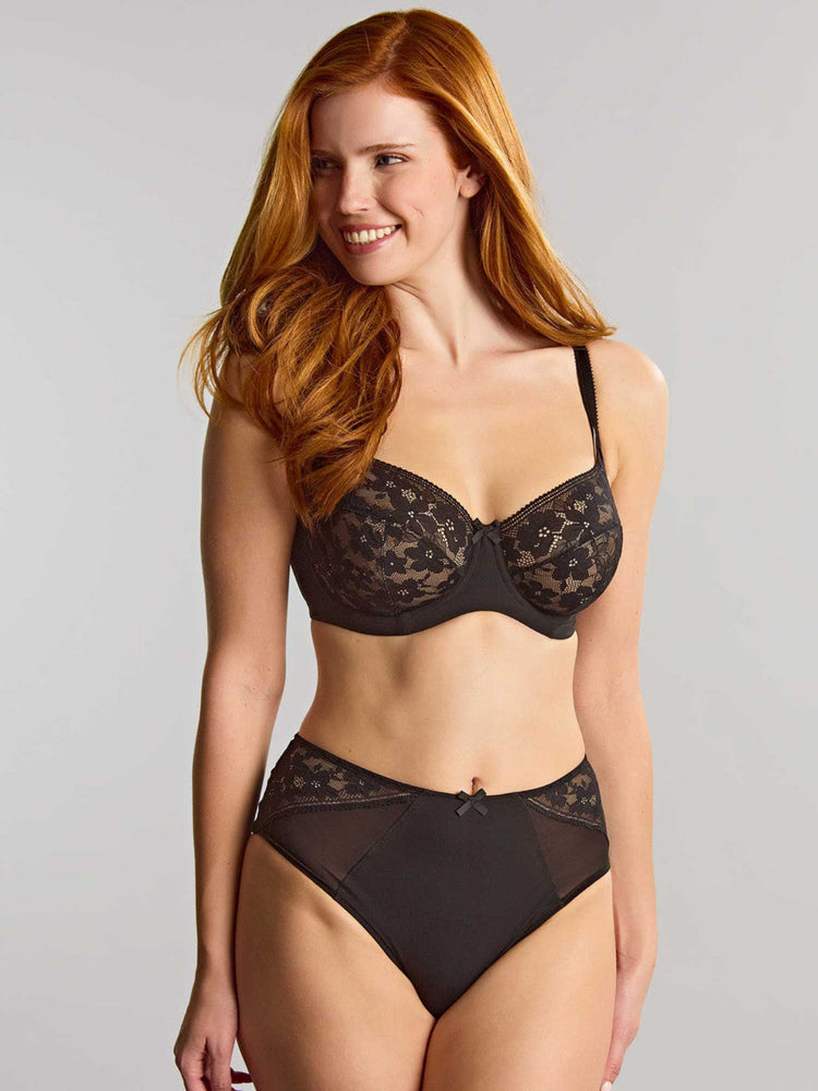Model in Celeste High Waist Broekje Zwart voorzijde
