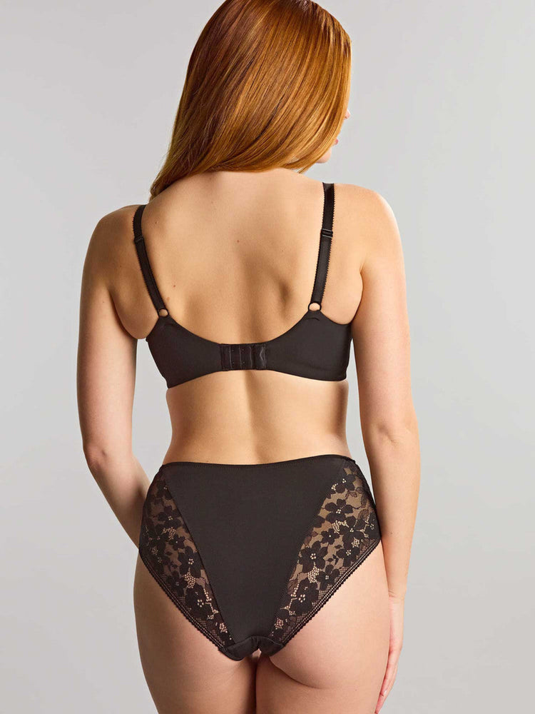 Model in Celeste Balconette BH Zwart achterzijde