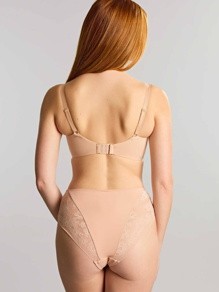 Model in Celeste Balconette BH Cameo Rose achterzijde
