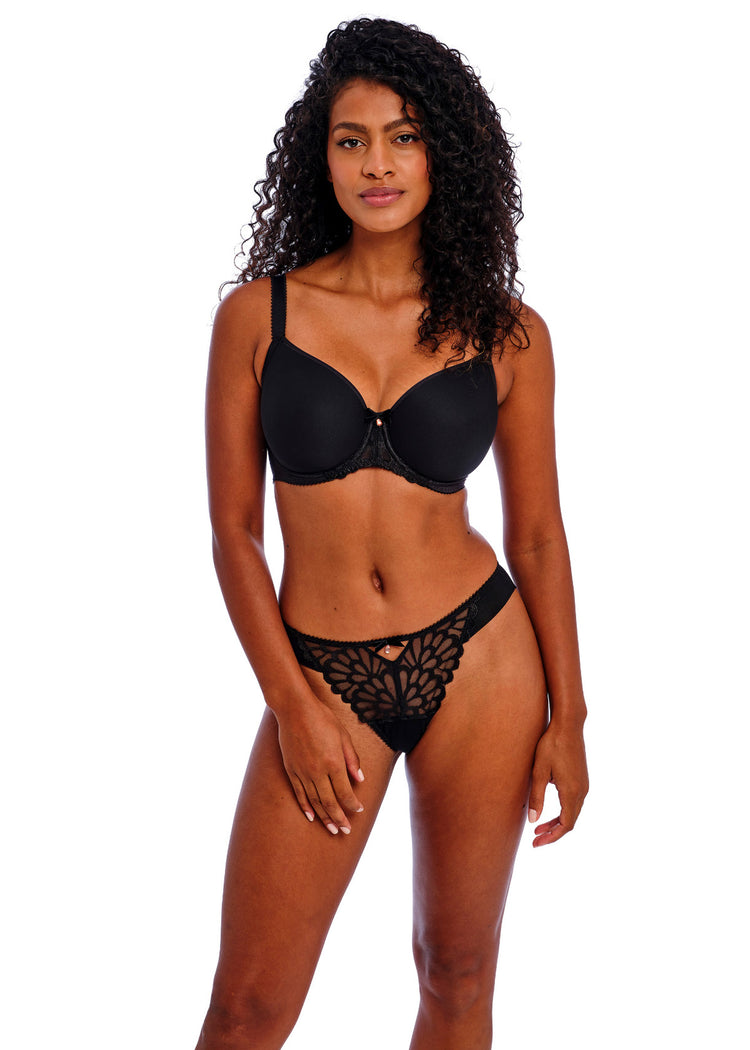 Model in Loveland Spacer BH Zwart voorzijde