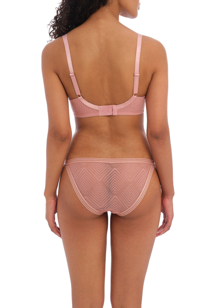 Model in Tailored High Apex BH Ash Rose achterzijde set