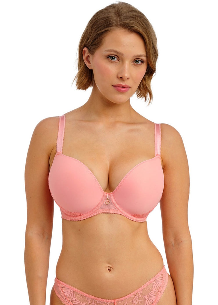 Model in Fascinate Voorgevormde Plunge BH Peach voorzijde