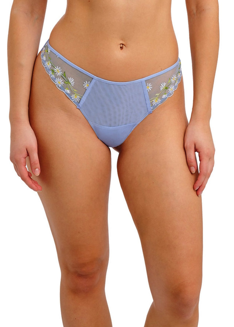 Model in Entwined String Daisy voorzijde