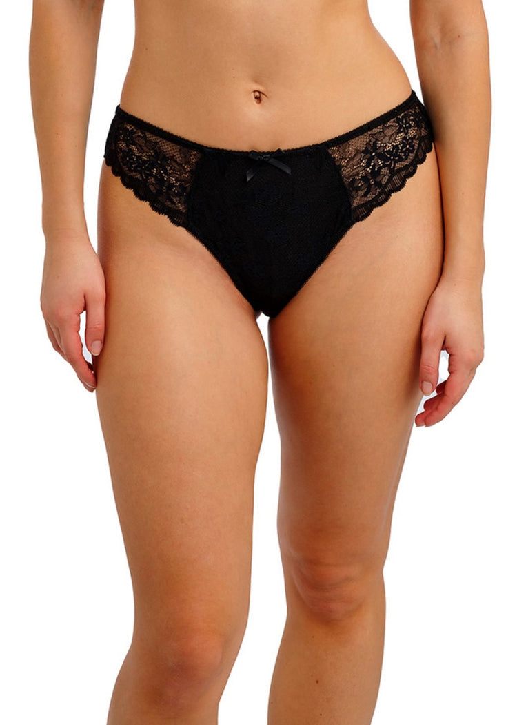 Model in Quinn Broekje Zwart voorzijde