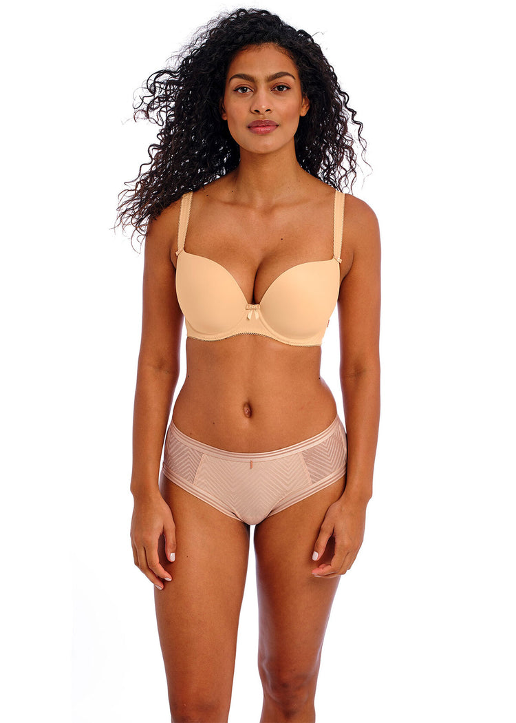 Model in Deco Voorgevormde T-Shirt BH Beige voorzijde