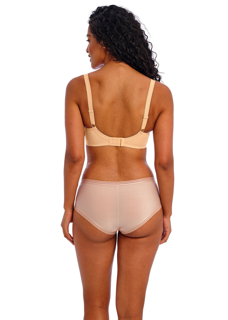 Model in Deco Voorgevormde T-Shirt BH Beige achterzijde