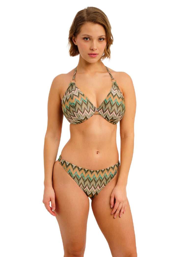 Model in Arizona Wave Halter Bikini Top Vista voorzijde