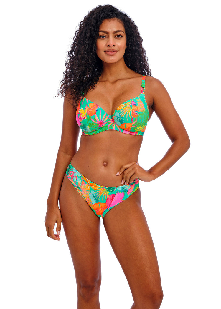 Model in Isla Margarita Plunge Bikini Top Jade set voorzijde