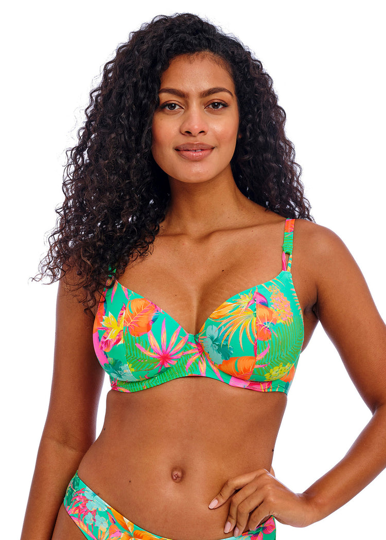 Model in Isla Margarita Plunge Bikini Top Jade voorzijde