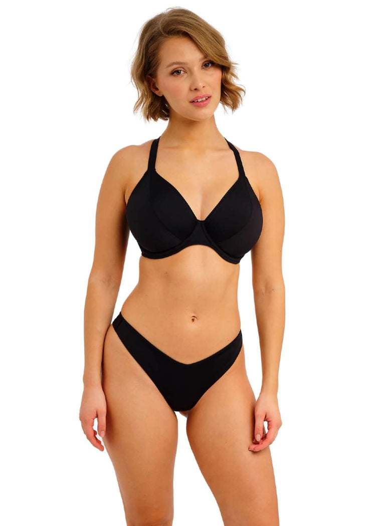 Model in Jewel Cove Plain Bikini Top Zwart voorzijde