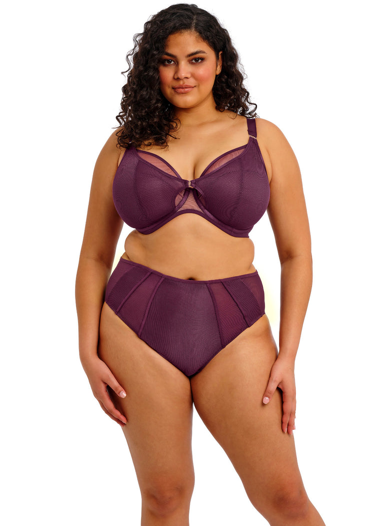 Model in Kintai Plunge BH Blackberry voorzijde