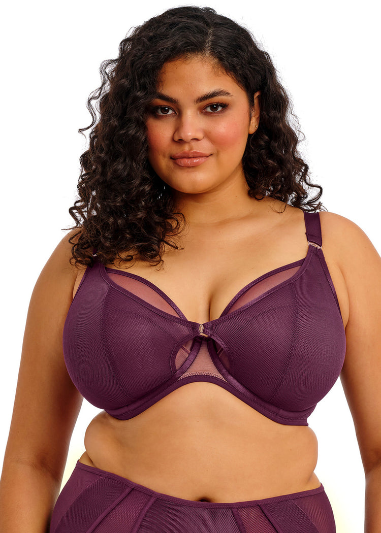 Model in Kintai Plunge BH Blackberry voorzijde