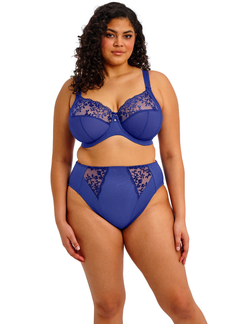Model in Zarla Full Cup BH Sapphire voorzijde