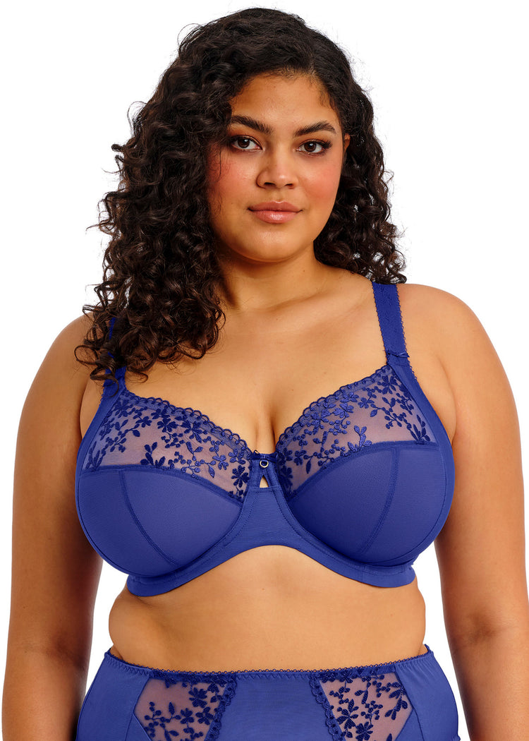 Model in Zarla Full Cup BH Sapphire voorzijde