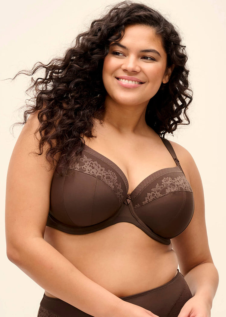 Model in Nerina Plunge Stretch BH French Roast voorzijde