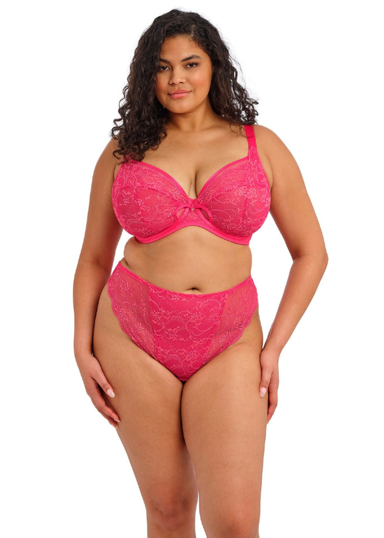 Model in Darcie Plunge BH Azalea voorzijde